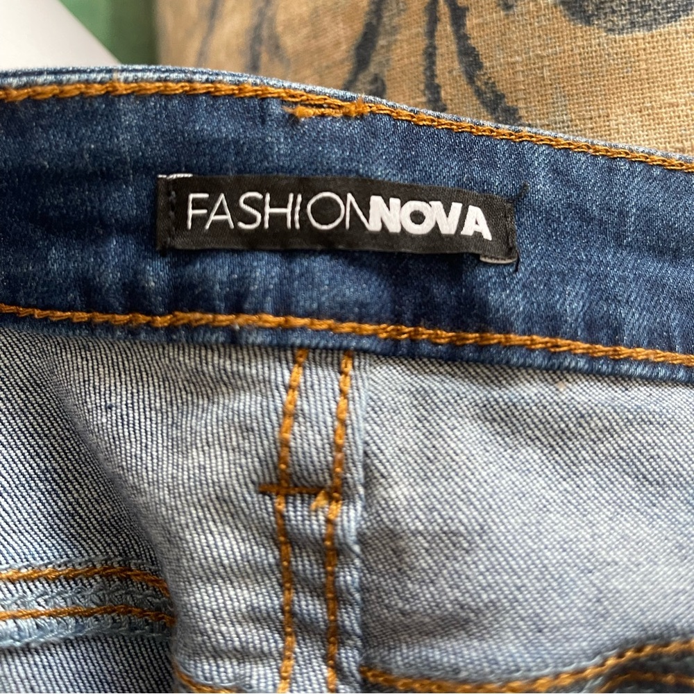 Fashion nova jeans with chains - Picture 3 of 5